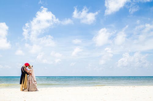 For beach weddings, your choice should be festive and fashionable. 