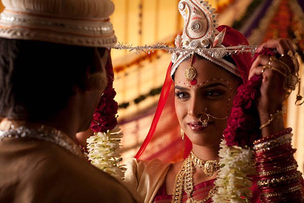 During Mala Bodol, the Bride and the Groom exchange garlands.