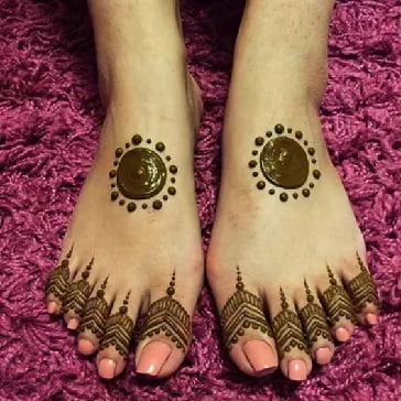 Redefine minimalism with these gorgeous designs for your toes.