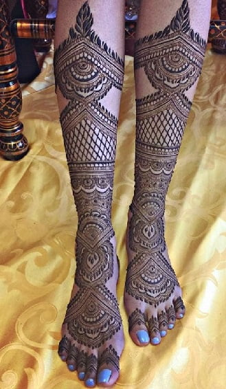 The traditional full-leg mehndi designs will always retain their charm. 