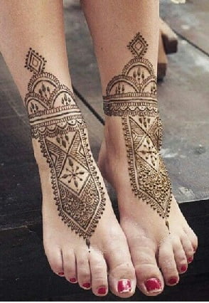 This stunning geometric mehndi design that will catch your attention.