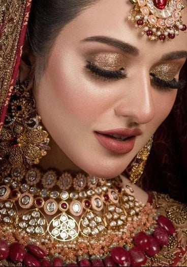 Go for a light brown base with glittery golden eyeshadow over it.