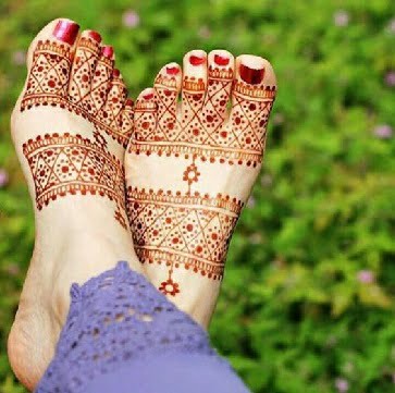 A simplistic half-mehndi design till the center of your feet looks fabulously charismatic!
