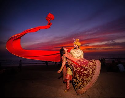 The golden sand glistening with the setting sun’s orange hue and the beach’s gentle waves will add perfection to your wedding snaps.