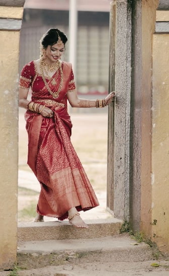 Kanjeevaram silk helps you showcase a classic South Indian bridal look..