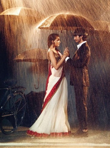 On your pre-wedding shoot, remember to carry a colorful umbrella. 