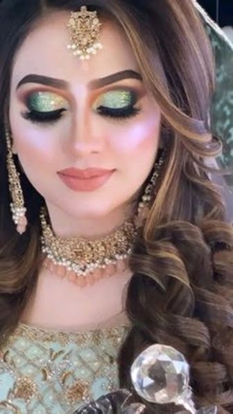 If you love the traditional royal Indian wedding look, this eye makeup is perfect.