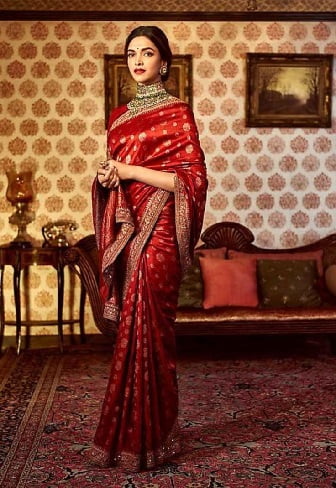 Moreover, sarees make anyone look sophisticated and elegant.