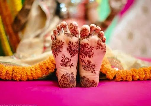 This back feet mehndi design caught our attention and left us in awe!