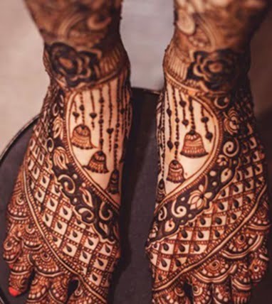 Amp up your Mehndi game with this gorgeous cascading bell design.