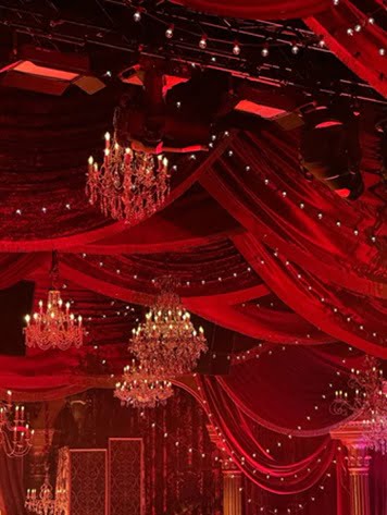 Chandeliers lends a majestic, regal aspect to your wedding.