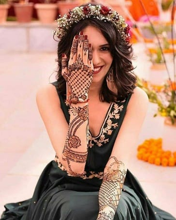 Mehendi outfits must be well-fitted and comfortable because the event may get stretched for a long. 