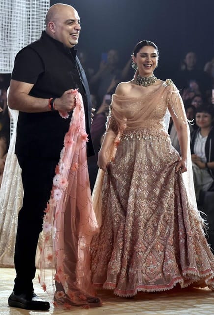  Tarun Tahiliani is perfect for the modern Indian couple.