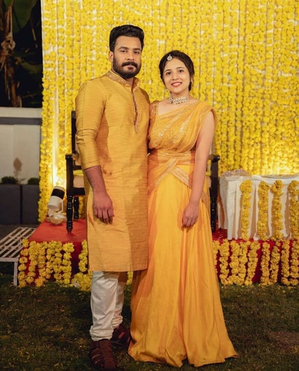 A mustard outfit is an excellent choice for couples at the Haldi ceremony. 