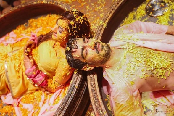 Why not go for couple-coordinated outfits for your Haldi?